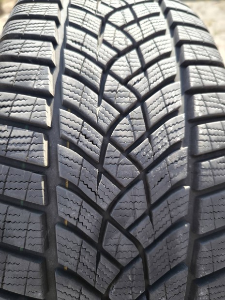 2 darab 225/45 R19 Goodyear téli gumi .