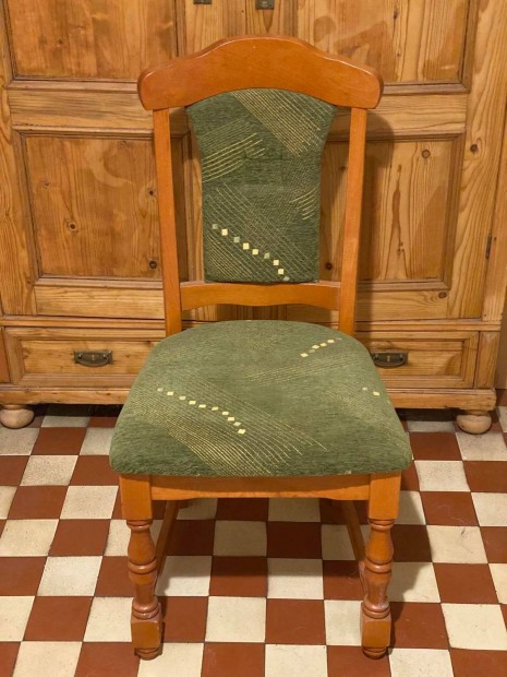 2 darab tömör fából készült szék