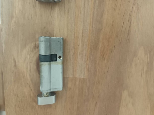 2 darab zr kulcsokkal elad 