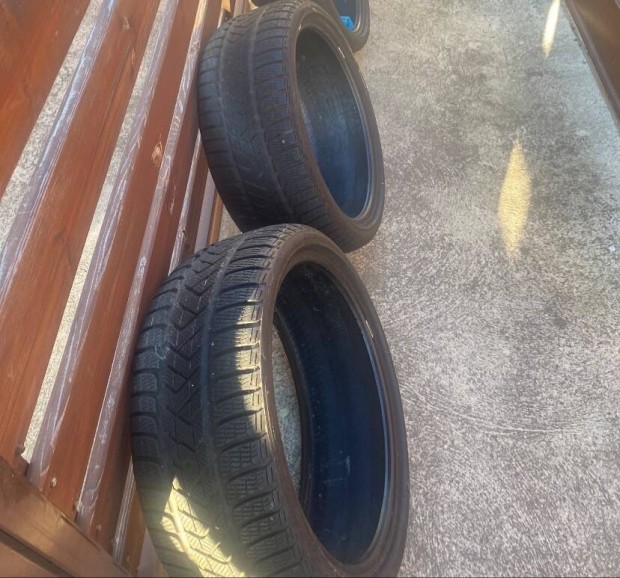 2 db 235/35 R19 Pirelli Sottozero 3 téli gumi
