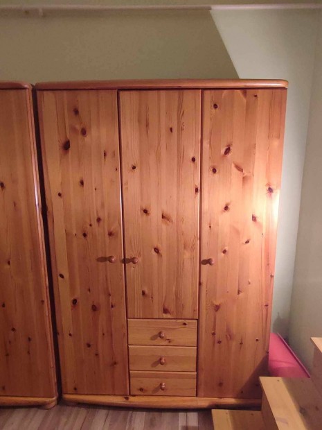 2 db 3 ajtós tömör fenyőfa szekrény