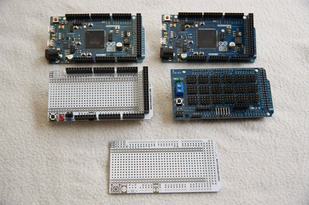 2 db Arduino DUE microcontroller s tartozkaik
