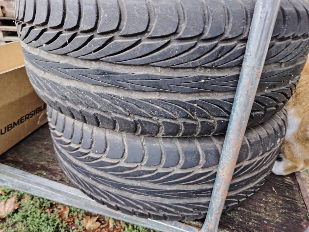 2 db Barum-Bravuris nyri gumi 235/60 R16