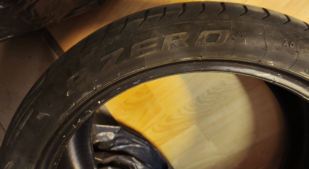 2 db Pirelli P Zero XL 255/40 ZR19 100Y használt gumibaroncs eladó
