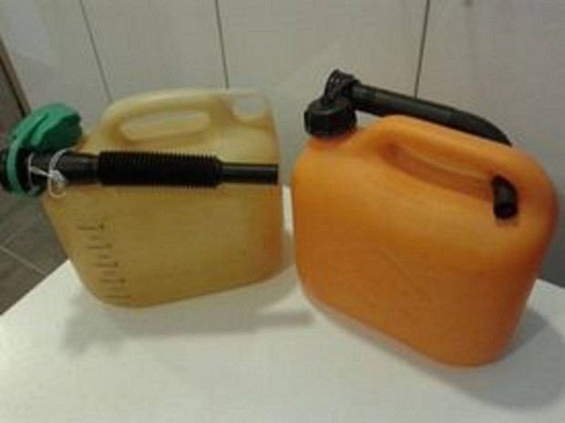 2 db. �zemanyag kanna elad�!