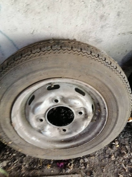 2 db. Wartburg autokerek felnin a gumuval