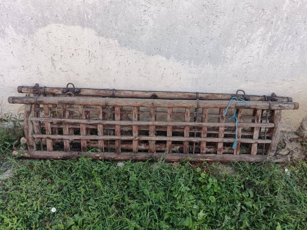 2 db. npi szekr oldal kovcsoltvas dszekkel