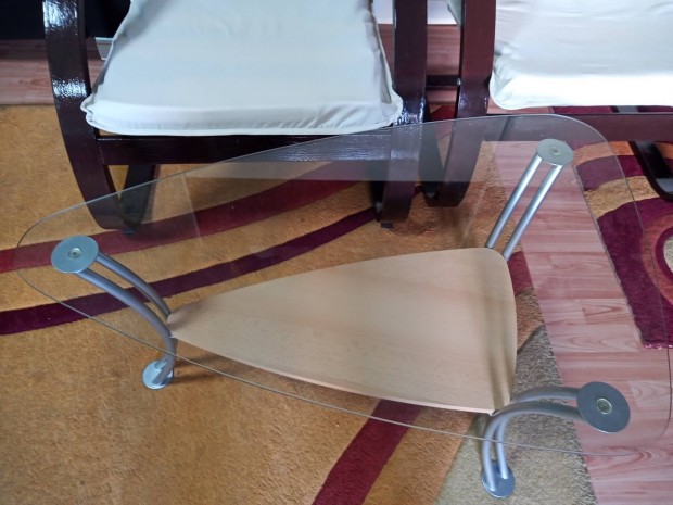 2 db relax fotel+ kis üveg asztal eladó