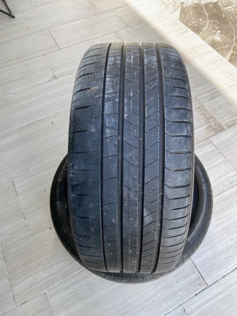 2 db újszerű 255/40/R19 Pirelli P Zero autógumi eladó