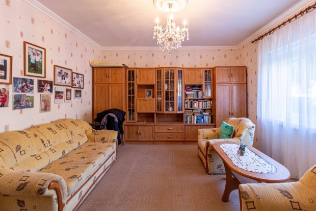 2 fajta f�t�ssel, akn�s gar�zzsal h�z elad�