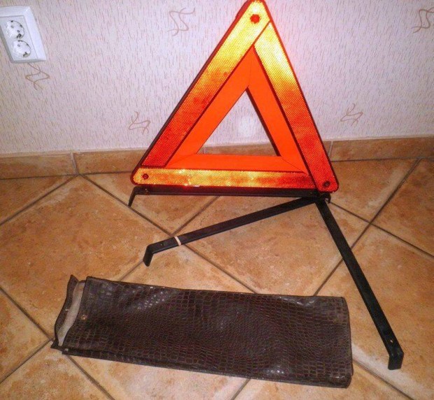 2 f�le elakad�s jelz� h�romsz�gek f�nyvisszaver�s