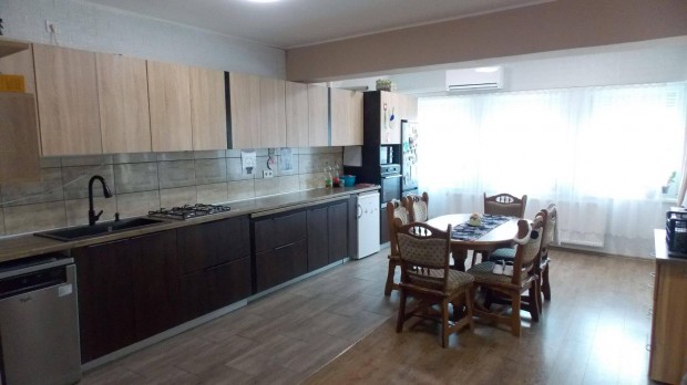 2 gener�ci�nak alkalmas falusi h�z elad�