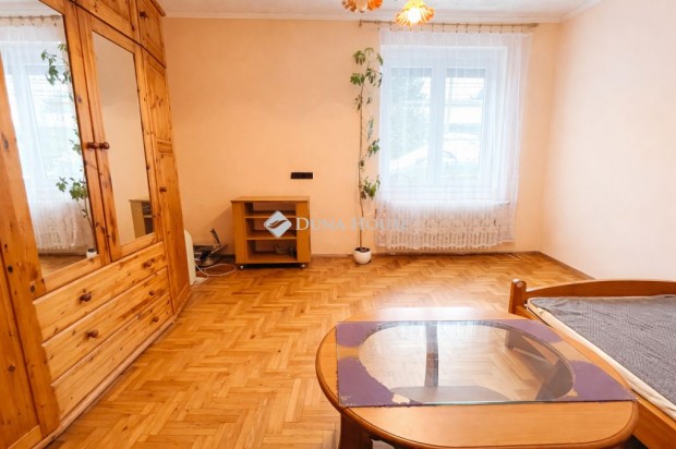 2 gener�ci�s, akad�lymentes�tett csal�di h�z, nagy telekkel