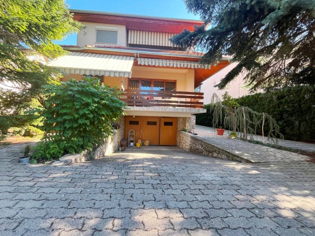 2 h�z egy telken a Balatonon!