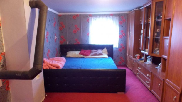 2 h�z egy udvarban elad� Kiskunmajs�n