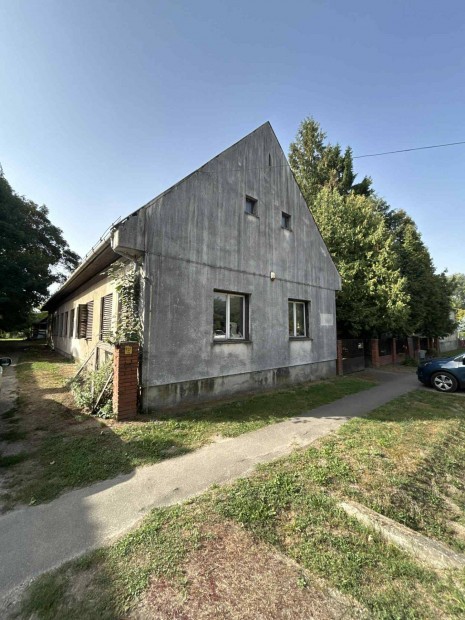 2 ingatlan �s egy 3000 m2-es telek!