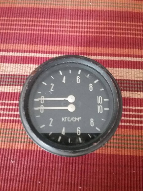 2 k�r�s leveg� nyom�sm�r��ra elad�