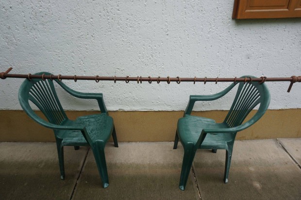 2 méter 38 cm.-es barna fa függönytartó eladó