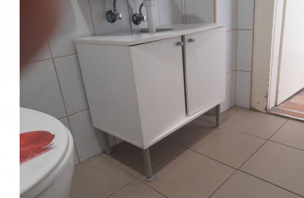 2 r�szes IKEA f�rd�szobaszekr�ny