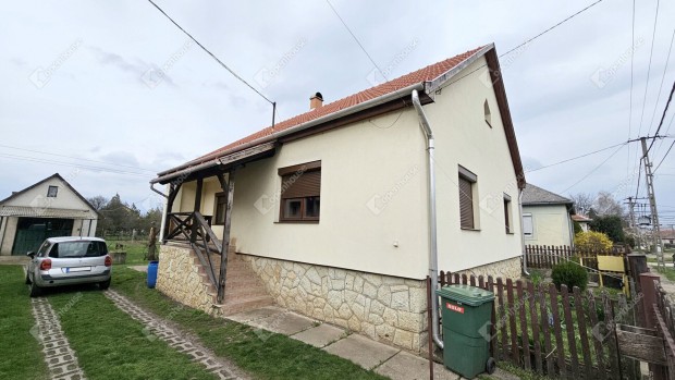 2 szoba + nappalis, nagyrszt korszerstett, elad hz Gesztelyben!