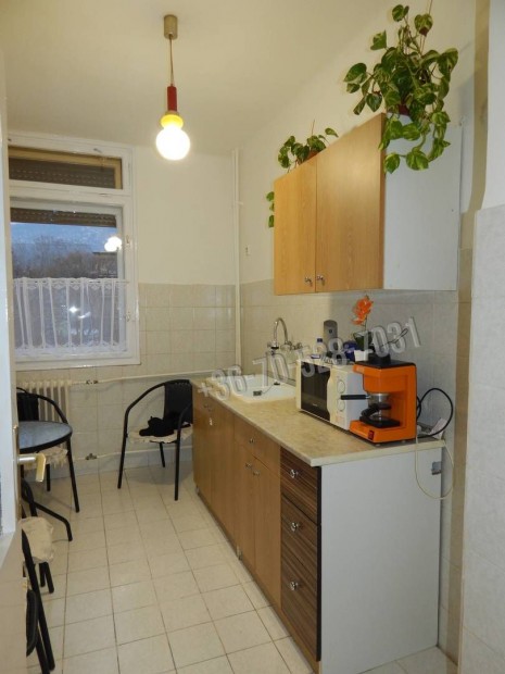 2 szoba, nagy erk�ly, t�gla �p�letben.