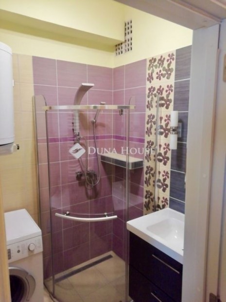 2 szob�s, FEL�J�TOTT, 1. emeleti lak�s