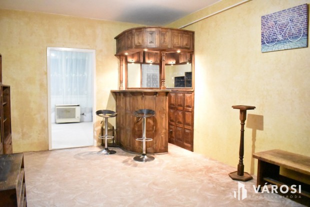 2 szob�s, erk�lyes lak�s a Budapest krt-on!