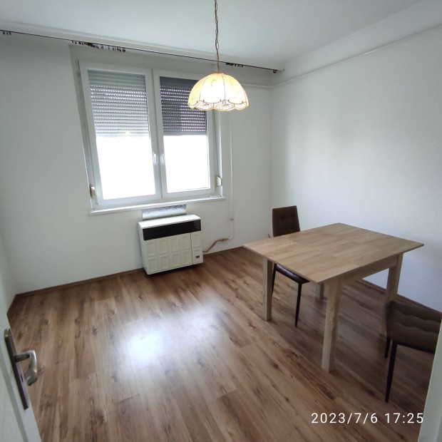 2 szobás erkélyes 54 m2-es, jó állapotú gázfűtéses lakás kiadó