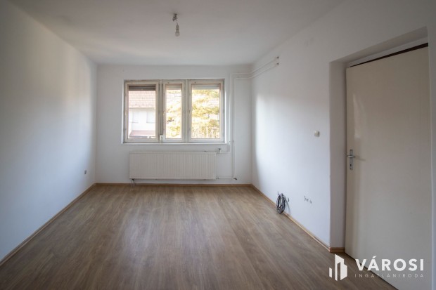 2 szob�s sorh�zi lak�s saj�t udvarral