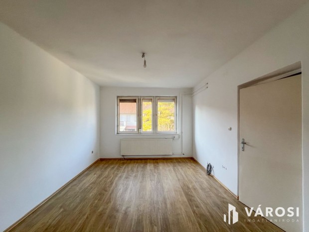 2 szob�s sorh�zi lak�s saj�t udvarral