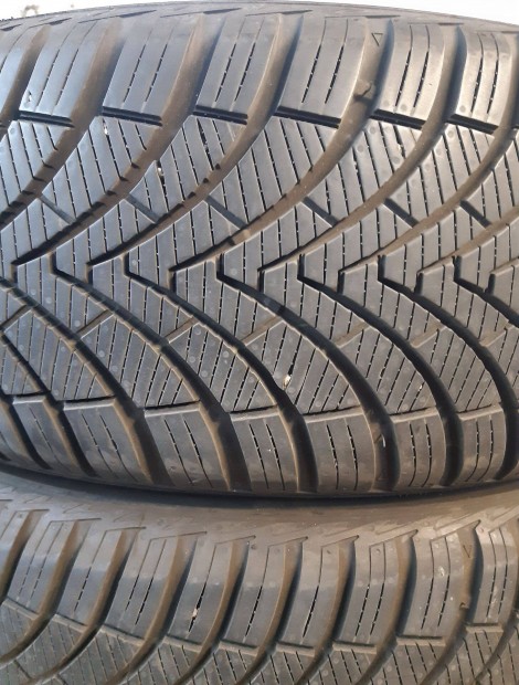 2db 215/60R17 100V Kumho Solus4S HA32 SUV ngyvszakos gumi