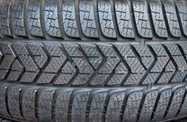 2db 225/40 r19 Pirelli téli 2016 6.5- 7mm, 20000ft/db