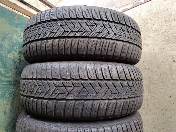 2db 225/55 R17 Pirelli Sottozero 3 Winter Run Flat RSC MOE Defekttr