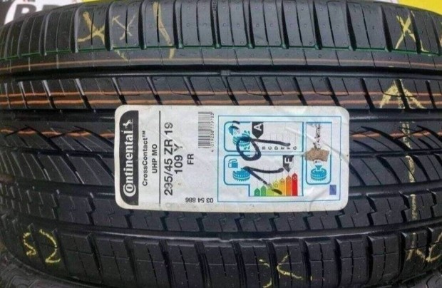 2db 295/45 r19 Continental Cross Contact,,Évjárat:2016 25000 Ft/db