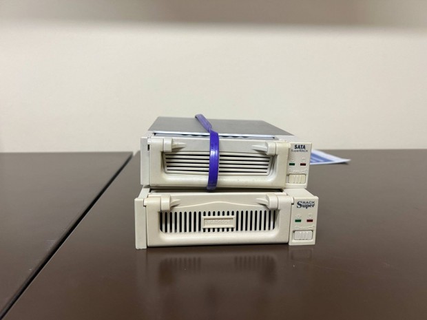 2db 3,5 Rack fi�k, 1db SATA �s 1db IDE csavarokkal