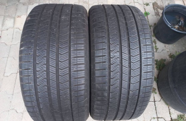 2db 90%-os 255/35 R19 Vredestein 4 évszakos gumi