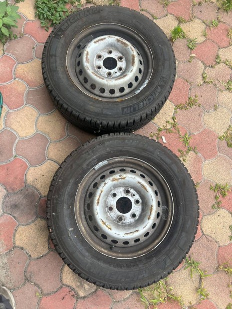 2db Michelin Agilis Alpin 225/65 R16C tli gumi IVECO lemezfelnin