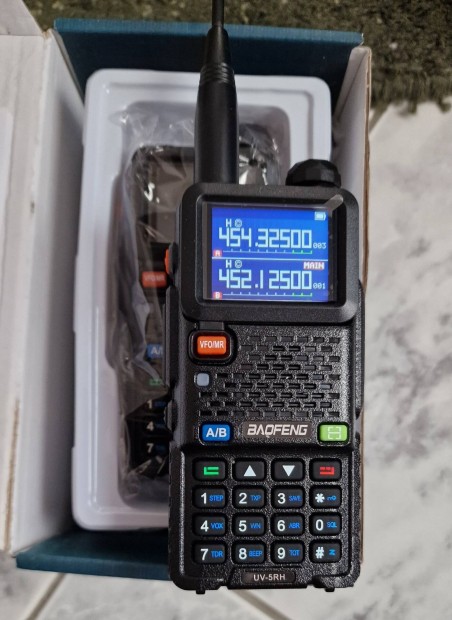 2db j Baofeng UV5RH PMR (10 Wattos) ktsvos advev elad 