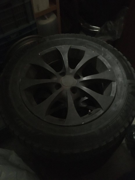 2x Toyo Snowprox S943 / 4-5mm 2x Michelin Alpine A3 / 3-4mm 195/65/r15