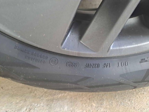 300 km-es Continental 215/65 R17 nyári gumik eladóak