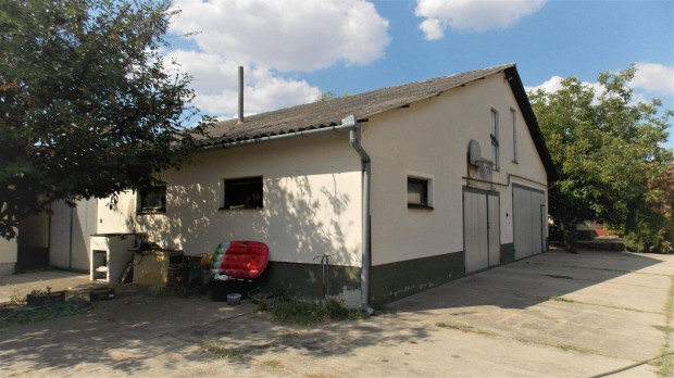 300 m2-es m�hely �s 200 m2-es h�z elad�