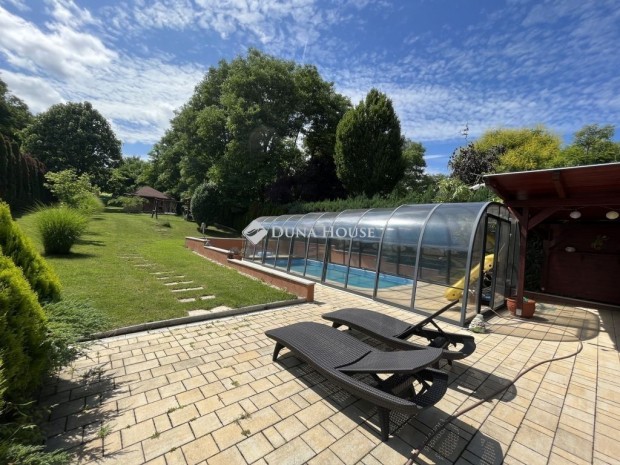 300 nm-es h�z elad� Als�p�hok