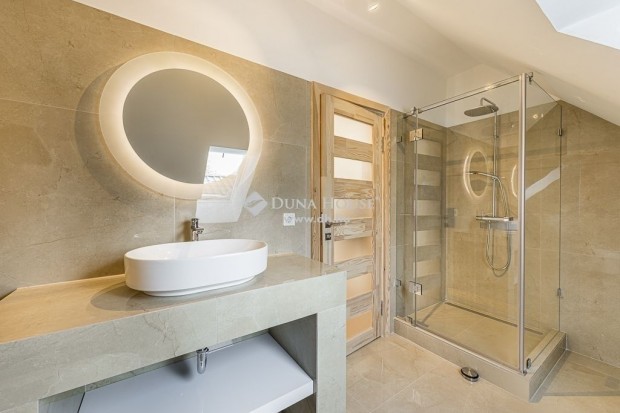 300 nm-es h�z elad� Csob�nka