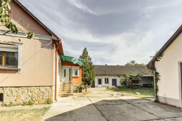 300 nm-es h�z elad� Kecskem�t