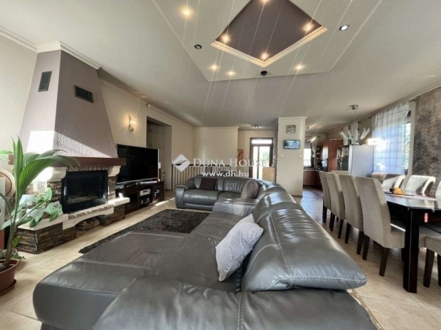 300 nm-es h�z elad� Kecskem�t