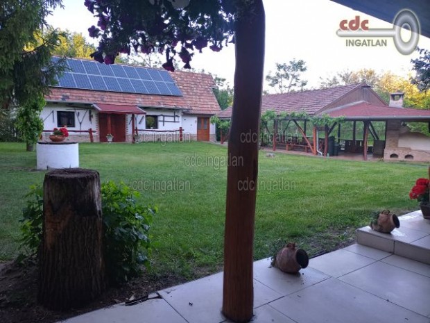 300 nm-es h�z elad� Pusztavacs