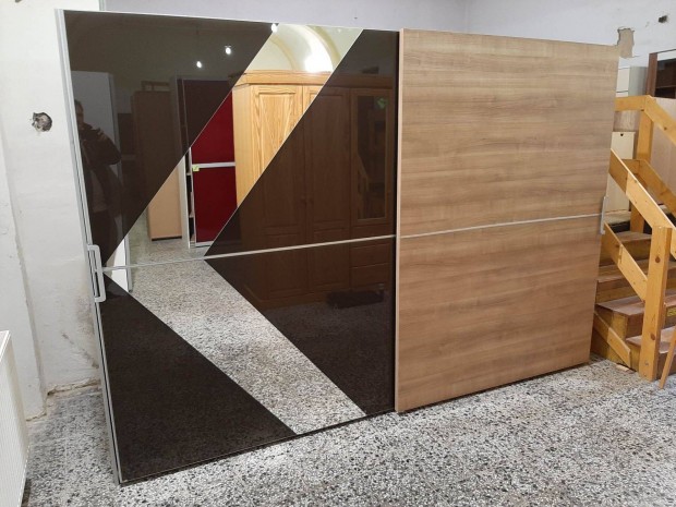 300cm széles, 215 cm magas tolóajtós gardrób szekrény eladó