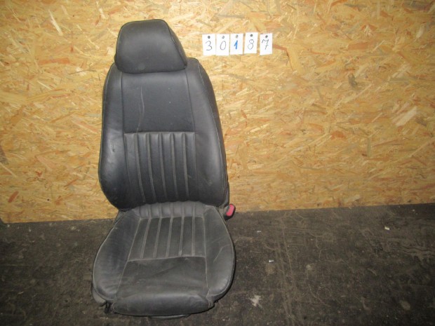 30187 Alfa Romeo 147 5 ajtós, fekete színű, bőr, jobb első ülés