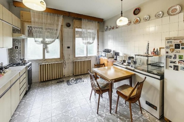 304 nm-es h�z elad� Tatab�nya