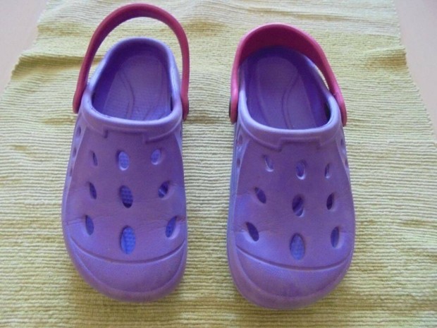 30-31-es Crocs jelleg lny gumipapucs klumpa